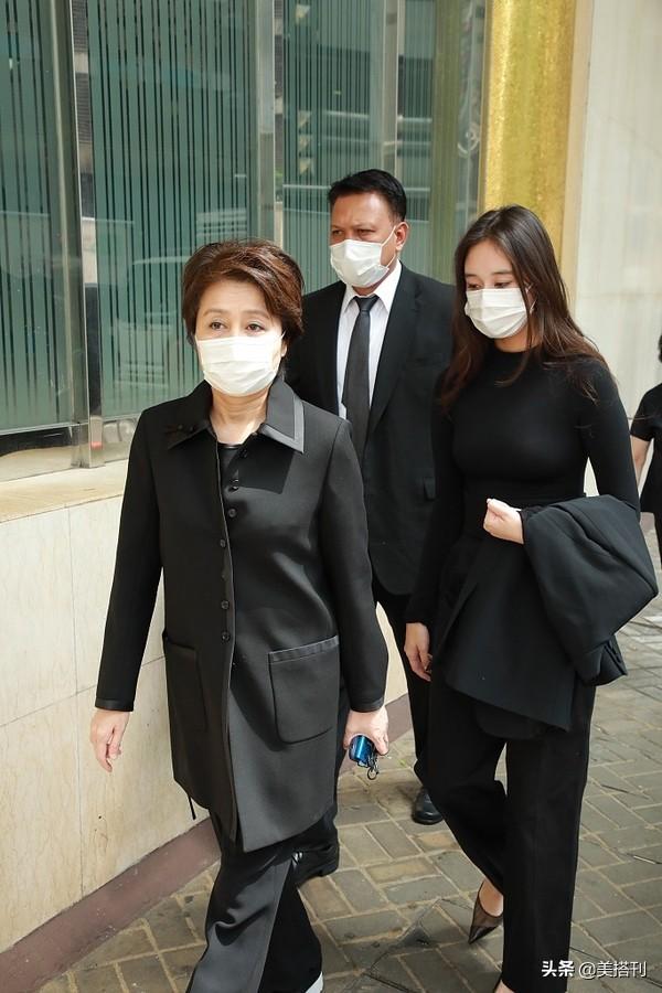 赌王设灵仪式，郭晶晶霍启刚十指紧扣，奚梦瑶