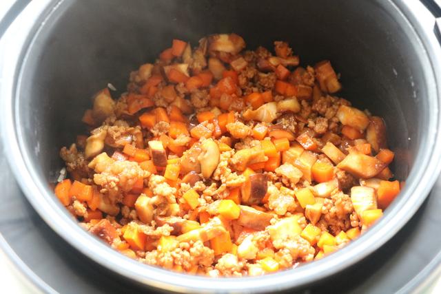 伏天别炒菜了，学会这个懒人焖饭，有菜有肉有饭，太适合懒人了