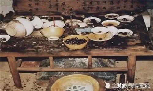 河北出土千年古墓，专家打开发现一桌未吃完的饭菜