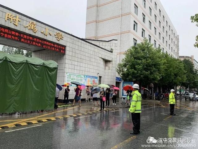 汉中交警雨中坚守执勤一线 保障市民出行安全
