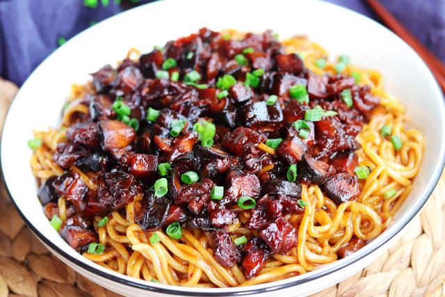 夏天这样做面条，做一锅不够吃，酱香浓郁，面条劲道，好吃到舔盘