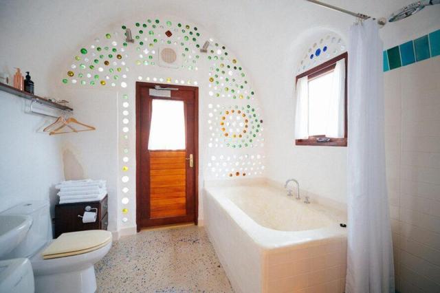 这个异想天开的”土轮船“，由回收的轮胎和瓶