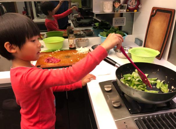 有种“独立”叫蔡少芬女儿，6岁就会下厨做饭，网友：教育真好