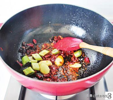 自制小龙虾不入味？炒前多加一步，小龙虾肉嫩还入味，味道不输