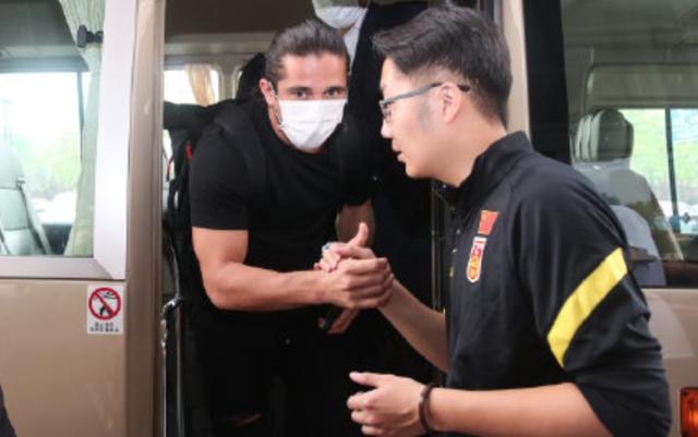 万众瞩目洛国富国家队报到！采访秀中文、汉语拼音为球迷签名