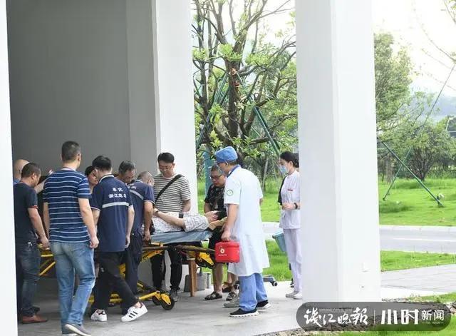 高考前@抱拳了！学霸高考前做手术无法行走 被民警用担架抬进考场