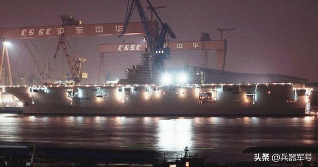 首艘075型攻击舰绚丽夜景美图曝光，辅机开始运转，试航倒计时