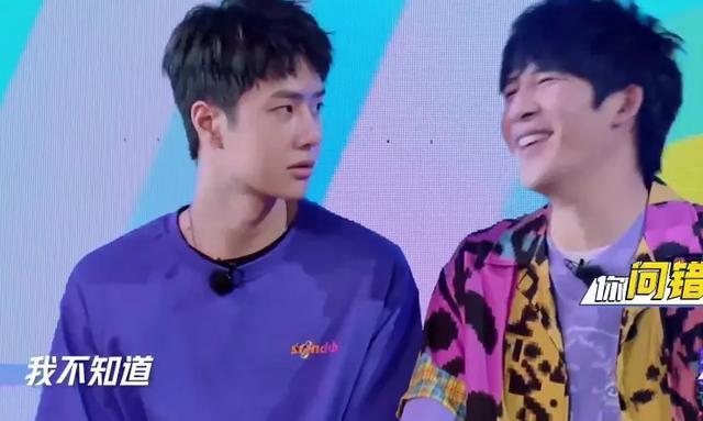 王一博主持《天天》不做功课？不认识嘉宾太尴尬，大张伟屡次提醒