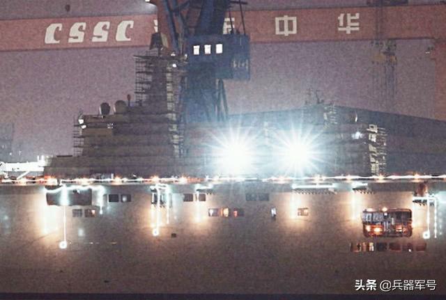 首艘075型攻击舰绚丽夜景美图曝光，辅机开始运转，试航倒计时