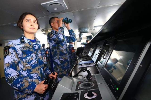 豪橫“女司機(jī)”：95后小姐姐開航母，遼寧艦走起！