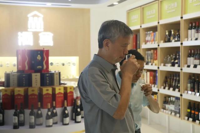 中国白酒金三角协会理事长王少雄调研指导川酒集团发展