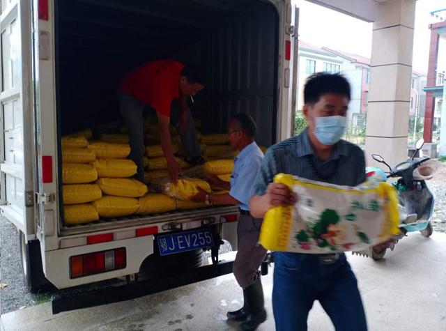 湖北武穴：爱心企业家周江涛向花桥镇刘陆溪受灾村民捐赠生活物资
