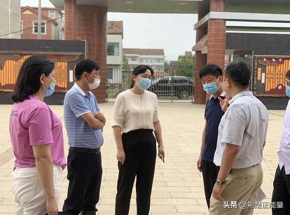 湖北武穴：李新桥、陈风等到余祥小学看望安置点群众