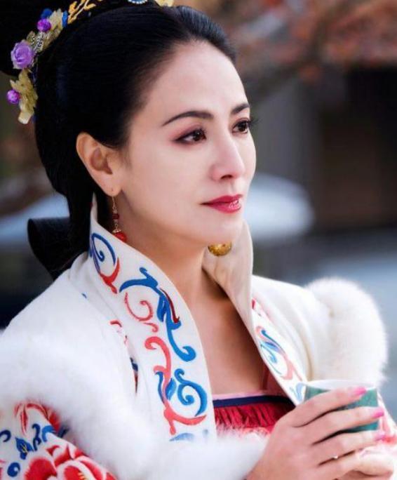 她是台湾性感女神，二婚嫁小13岁老公闪离，今53岁活得自在