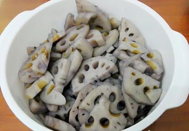 为什么要对食材进行焯水？焯水又有哪些小技巧？