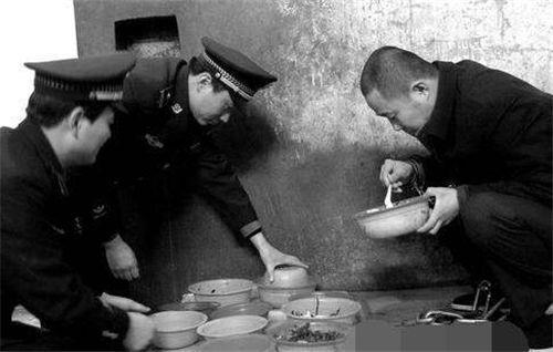 古代死囚的“断头饭”，为什么在碗里放一块半