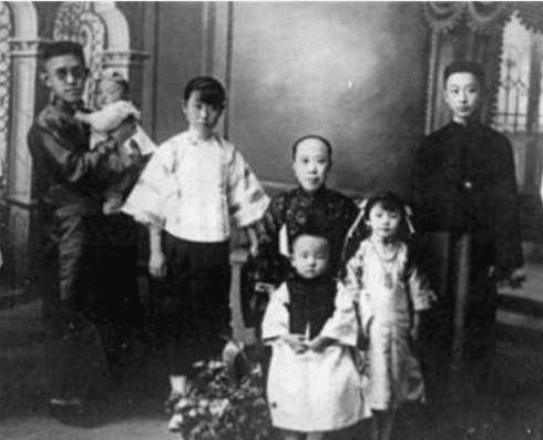 他们是青梅竹马，新婚前男友却将她送给47岁父亲