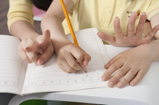 百万|爷爷奶奶花百万给孙女补课 希望能考上清华陪考现场几度落泪