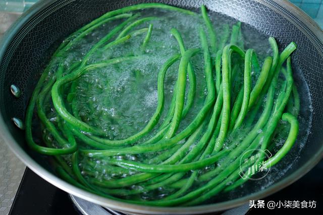 夏天，豆角学会这样做，无油无水，我家一周吃4次，比吃肉还香