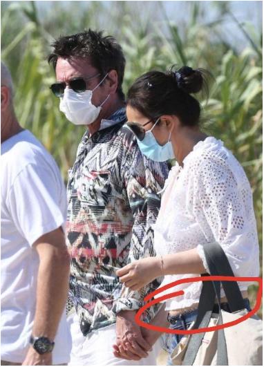 55岁巩俐也难逃中年发福，牛仔短裤勒出“赘肉”