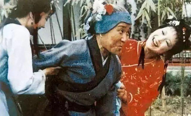 《红楼梦》：你瞧不起的刘姥姥，才是真正的“