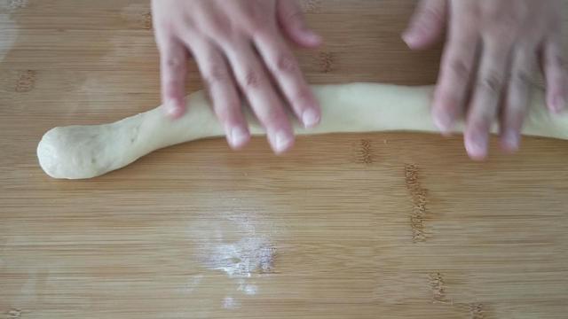 家庭版的綠豆餅，外酥里鮮，做法簡單，咬一口直掉渣，酥。