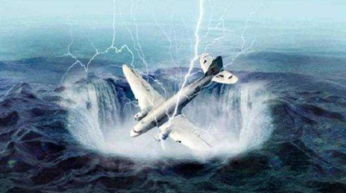 失踪35年的客机重现机场，机上乘客容颜不老，时