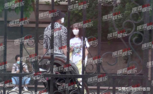 贾乃亮春风满面看女儿，与甜馨打羽毛球挥汗如