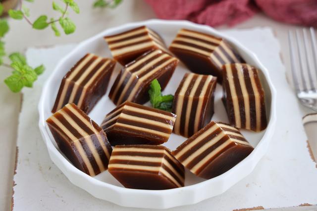 伏天最受欢迎的甜品，好吃更好做，口感冰冰凉凉，Q弹有嚼劲