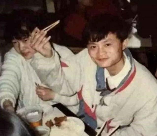 马云请比尔盖茨吃饭，看清桌上这道菜的价格，网友：贫穷限制想象