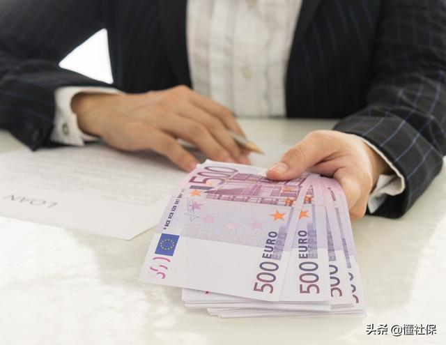 在外地工作缴纳五险一金，怎么样能转回老家来
