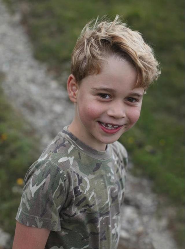 乔治王储长大了一岁，褪去婴儿肥变英俊小少年，眉眼间像凯特王妃