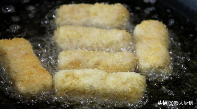 猪肉敲成薄片，包上一大块芝士，表皮金黄酥脆，咬上一口会爆浆