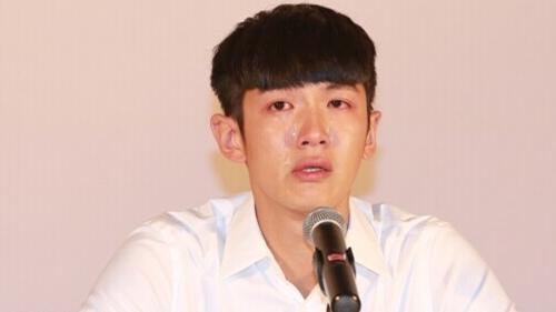 这几年@柯震东哭诉这几年真的很累 脸肿气质油腻认不出旁边林依晨秃成这样