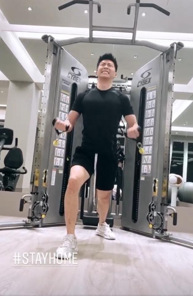 窦骁|藏不住！何超莲窦骁疑已同居 何超莲深夜秀恩爱晒男方撸铁健身视频