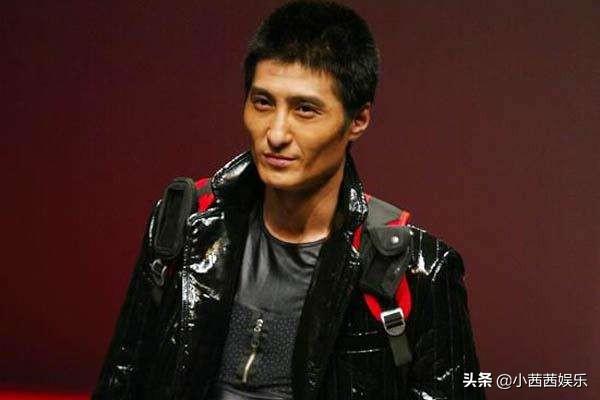 同父同母不同命，弟弟成大明星，衣帽间价值2个亿，哥哥却入狱