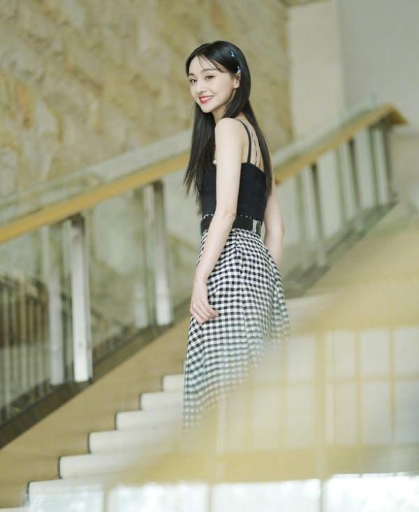 郑爽不愧是国民初恋，就算彩绳编发穿村姑装，