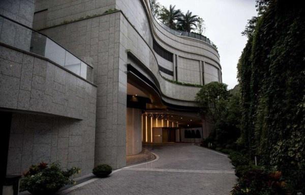 家住100亿豪宅，老婆是“大众情人”，他却每月