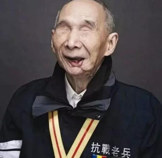 抗战老兵双目失明隐功七十年，因此物暴露身份，部队派出六辆坦克