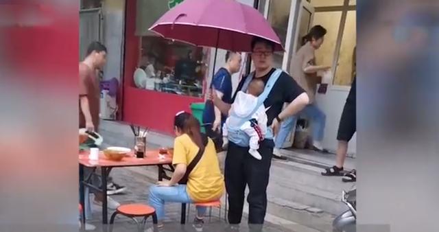 吃面|妻子雨中吃面丈夫身旁打伞 为你挡风遮雨