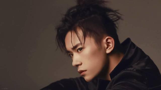 易烊千玺突现《二十不惑》，看到他扮演的“角