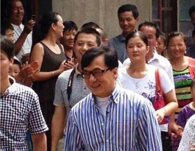 成龙的亲疏关系史：一个混迹街头的女儿，两个沿街乞讨的哥哥