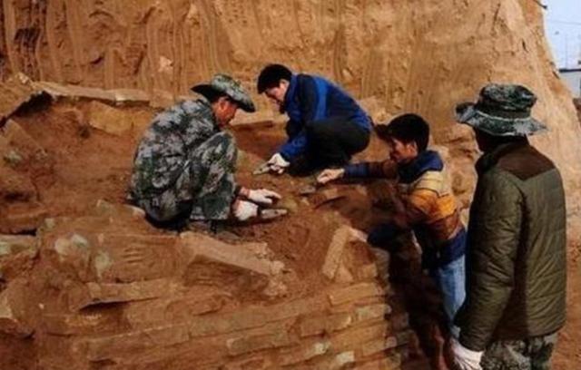 湖南出土一清朝古墓，挖到一半，考古专家直言