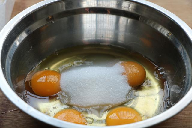 1碗面粉加4個雞蛋，做解饞小零食，做法簡單，口感更加香軟