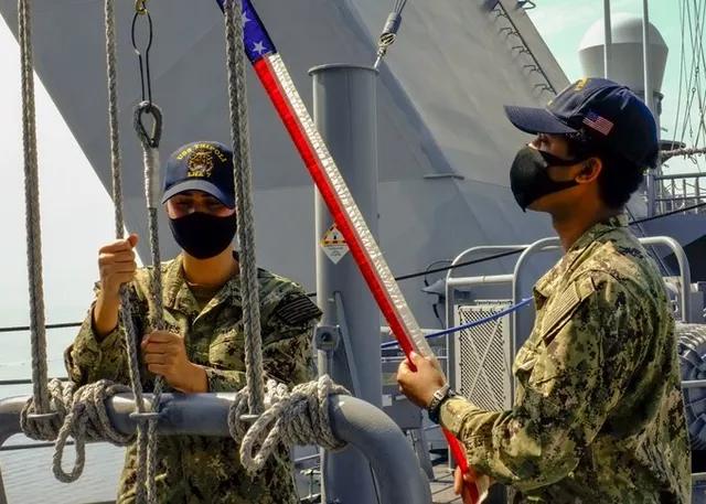 ���²��ϣ��й�075��װ��������2��ֱ-20���е���Щս������