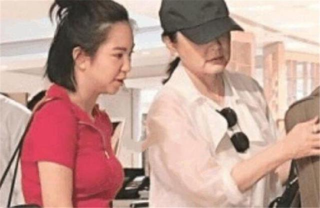 林青霞女儿近照曝光，身材臃肿小肚腩肥大，网友：没继承母亲颜值