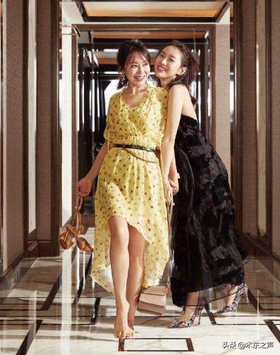 49岁闫妮减肥后身材颜值如少女，和女儿同框似姐