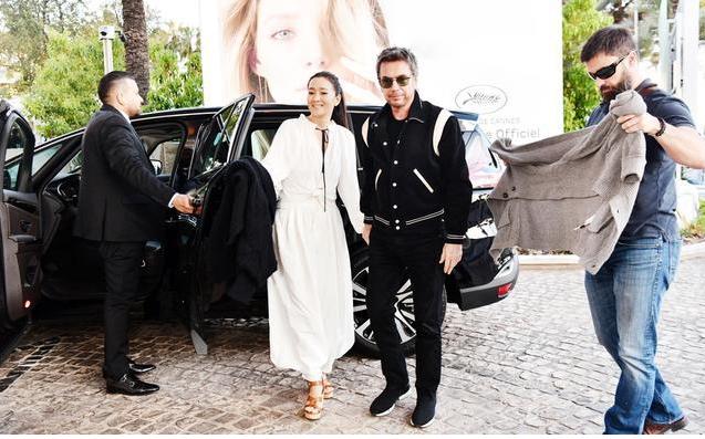 巩俐久违现身，白衬衫配牛仔短裤很减龄，身材却暴露55岁真实颜值