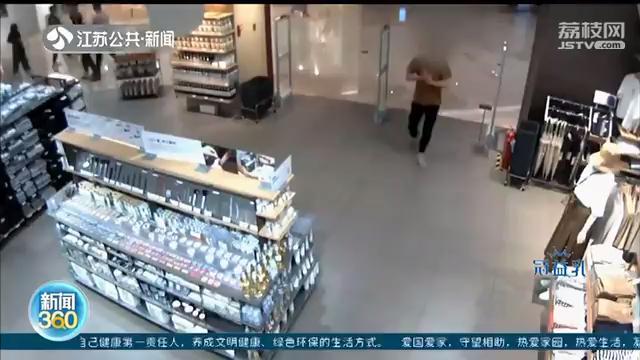 男子三天两次盗窃同一服装店：他们家衣服穿起来舒适