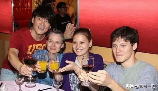 周华健30岁儿子罕见露面，笑起来神似父亲，混血都这么好看？